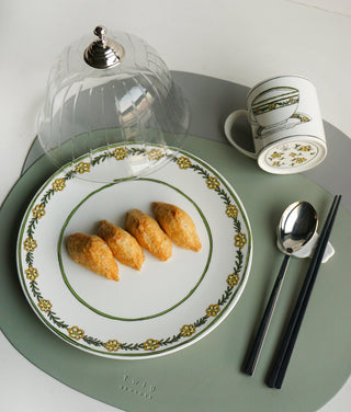 Heritage Daisy Chain Dinner Plate Lifestyle Photo